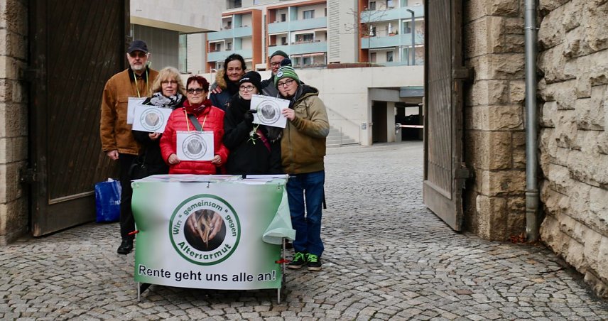 Bild: Mahnwache gegen Altersarmut am Nordh&auml;user Rathaus