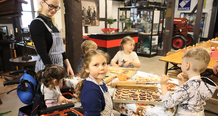 Bild:   <i>Kinder des integrativen Kindergartens Idas Wald- und Wiesenkinder im Museum Tabakspeicher beim Besuch der M&uuml;hlenausstellung und Pl&auml;tzchen backen
