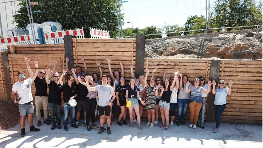 Bild: Projektgruppe Jugend im Unternehmen auf Baustellen-Tour durch Deutschland