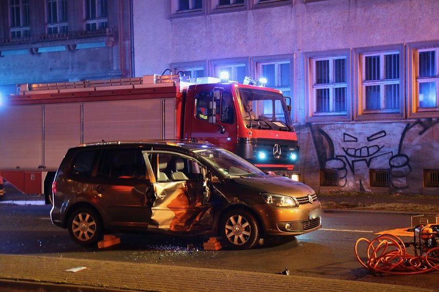 Bild: Pkw mit Stra&szlig;enbahn kollidiert