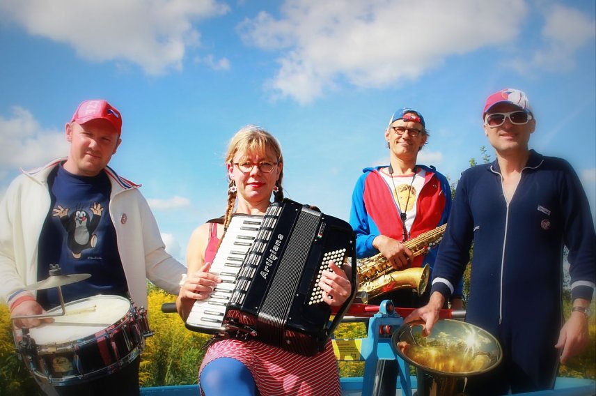Bild: Die drei Herren und eine Dame der Jindrich-Staidel-Combo verbreiten mit Tuba, Posaune und Wortwitz tschechisches Flair in der Cyriaki-Kapelle