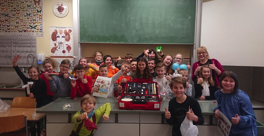 Bild: Die teilnehmenden Sch&uuml;ler der Klasse 5/1 mit ihrer MNT-Lehrerin Bianca Tschackert.