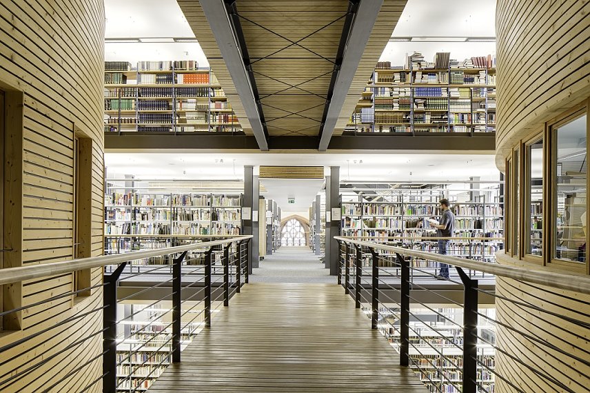 Bild: Die Stadtbibliothek in der Jakobikirche