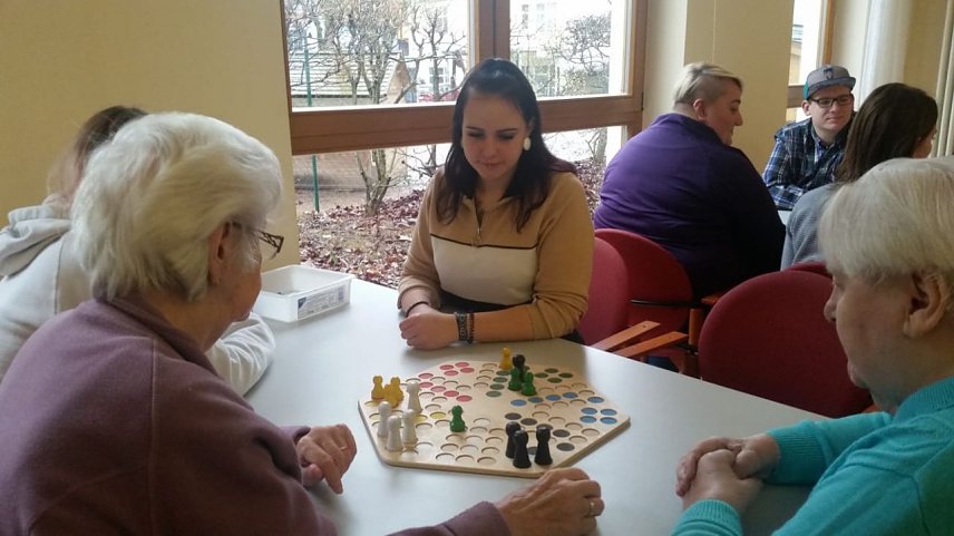 Bild: Seren spielen mit Sch&uuml;lern