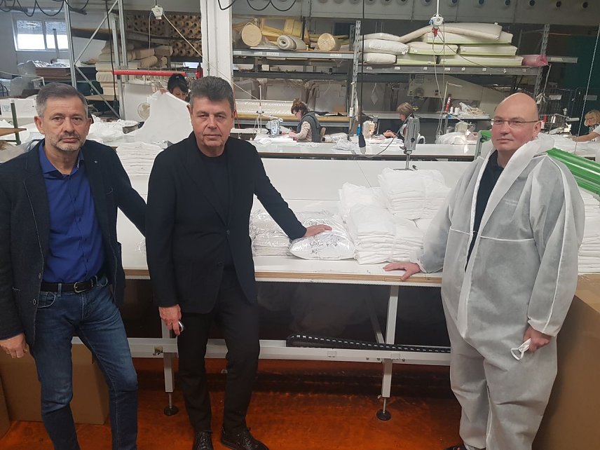 Bild: v.l.: Herr Hohlbein, Senior Sales Manager ergomed GmbH  Herr Szabo, Chairman ergomed GmbH  Herr Fuchs, Brand-Katastrophen- und Rettungsdienst LRA