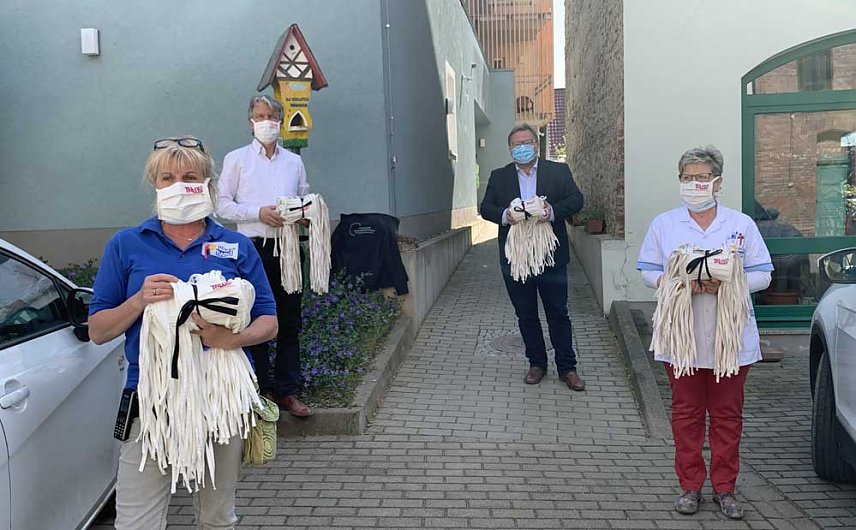 Bild: Weitere Masken &uuml;bergeben