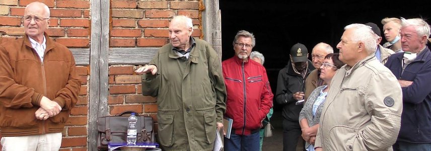 Bild: Eduard Fritze erz&auml;hlt (2.v.li.)