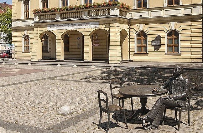 Bild: Lebensnahe Statue des Ostrower B&uuml;rgermeisters Stefan Rowiński 1919/1920 auf dem Rynek