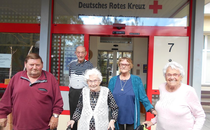 Bild: Vor dem Pflegeheim gut gelaunte Bewohner