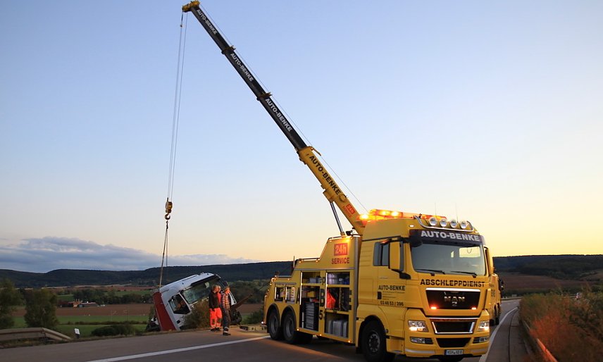 Bild: Bergungskran auf der A38