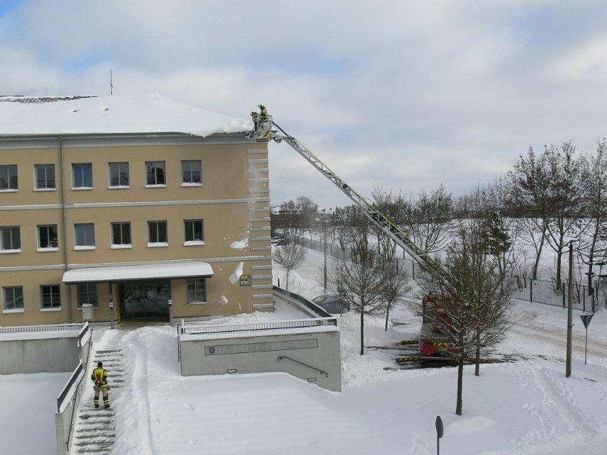Bild: Schneewehr im Einsatz am Sozialgericht