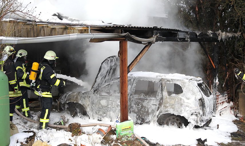 Bild: Auto in NIederspier brennt komplett aus