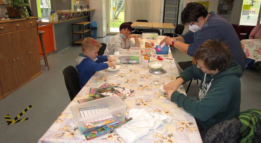 Bild: Lesen, basteln, Hausaufgaben in Artern