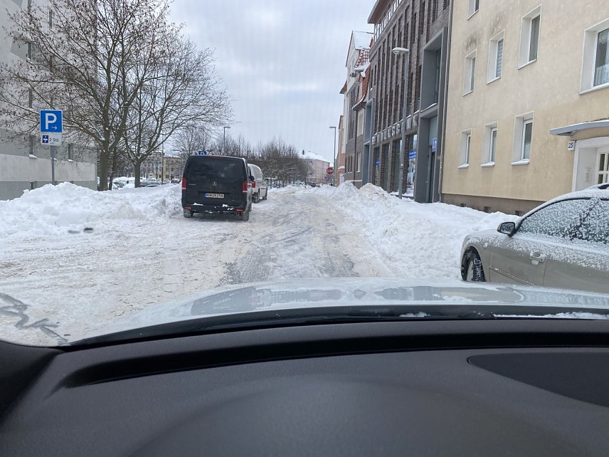 Bild:  Die Zufahrt zum Hof in der Weberstra&szlig;e. Der Lastzug kann hier nicht umlenken, da der Schneeberg das an der Seite verhindert.