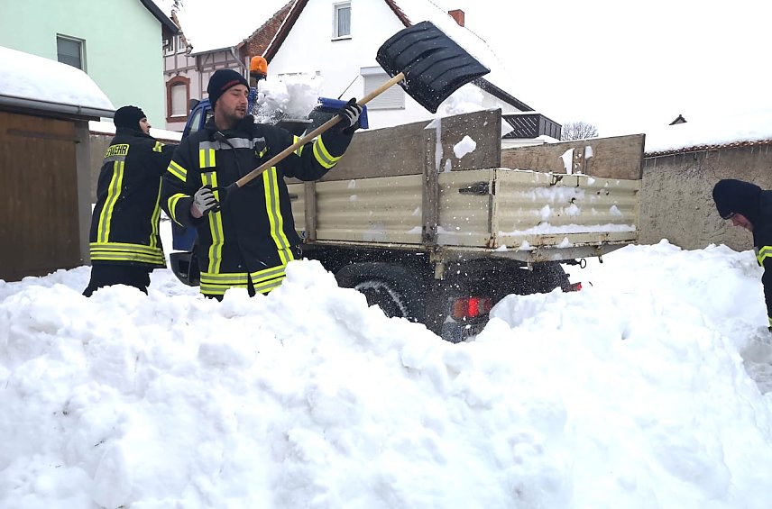 Bild: Feuerwehr in Schneeeinsatz