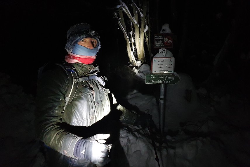 Bild: Lutz Hollerbuhl nach rund 60 Kilometern und eisigen Temperaturen im Wald vor Hergisdorf