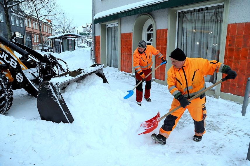 Bild: Unerm&uuml;dlich im Einsatz: Mitarbeiter des Winterdienstes