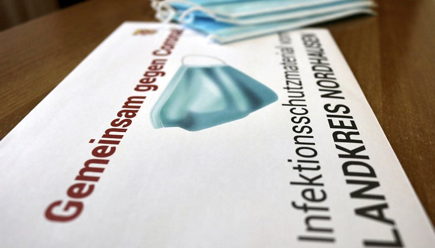Bild: In diesem Umschl&auml;gen werden die Masken portionsweise hygienisch eingeschwei&szlig;t verpackt.