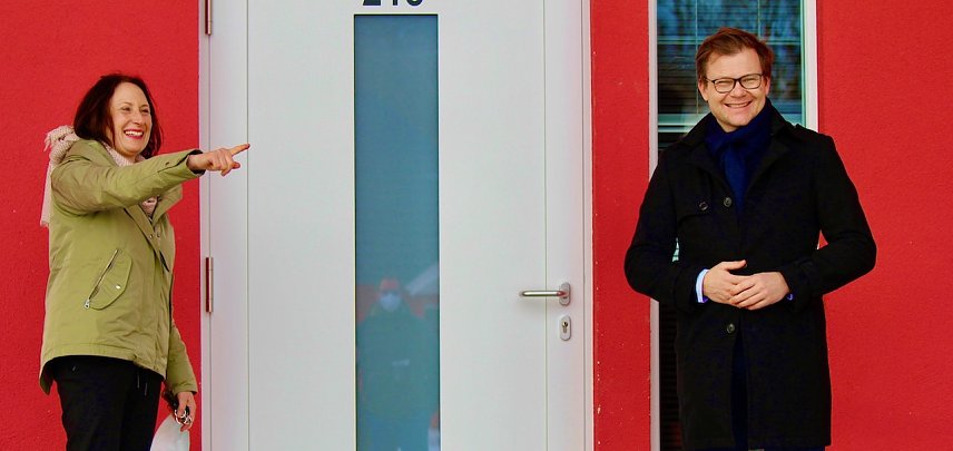 Bild: v.l. Leiterin des KiEZ Ferienparks Feuerkuppe Ina Seichter, Carsten Schneider