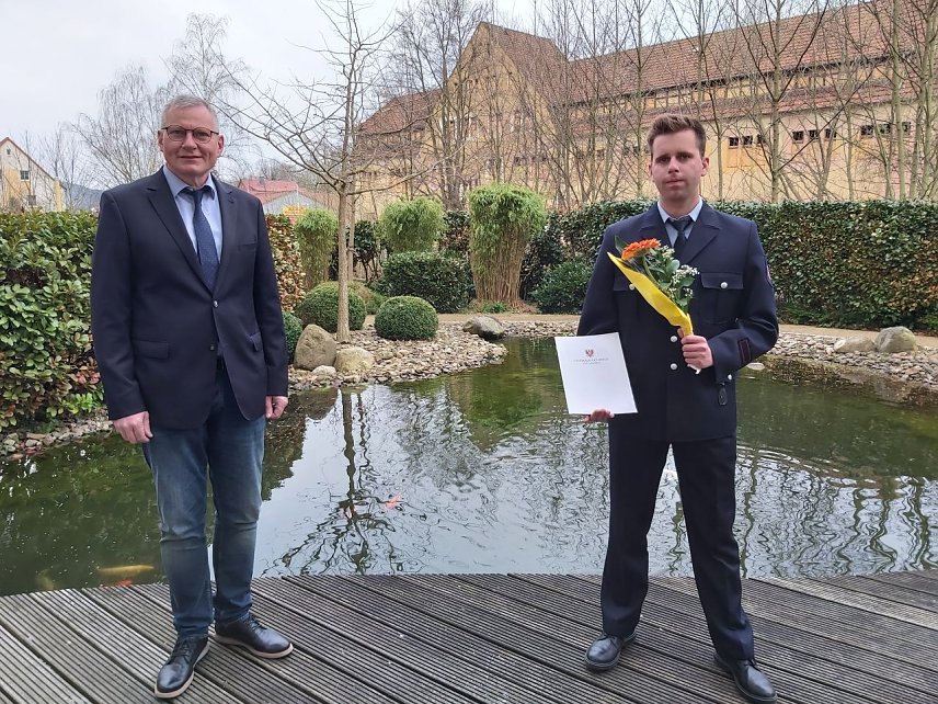 Bild: Hauptamtsleiter Thomas Richter und Manuel Hartung nach &Uuml;berreichung der Ernennungsurkunde