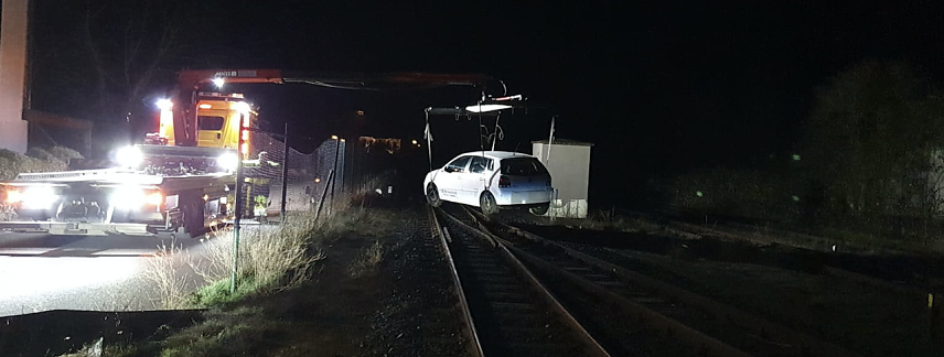 Bild: Ein verungl&uuml;ckter VW musste in der Nacht aus dem Gleisbett geborgen werden