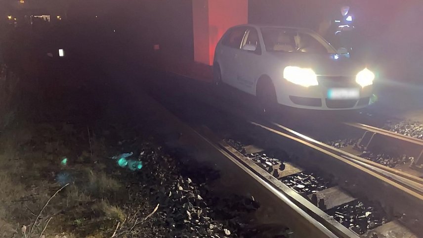 Bild: Der Pkw hatte sich in einer Weiche nahe der Bleicher&ouml;der Stra&szlig;e festgefahren