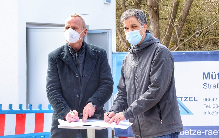 Bild: Unterzeichnung Zweckvereinbarung zwischen AZV Goldene Aue und dem SEB Nordhausen. B&uuml;rgermeister der Gemeinde Werther, Hans-J&uuml;rgen Weidt (links) und Oberb&uuml;rgermeister Kai Buchmann