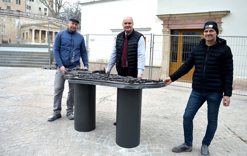 Bild: Maik Angelstein, l., Ulf Sander, r. , B&uuml;rgermeister Steffen Grimm &uuml;bergibt Bronzemodell an die Stadt Sondershausen