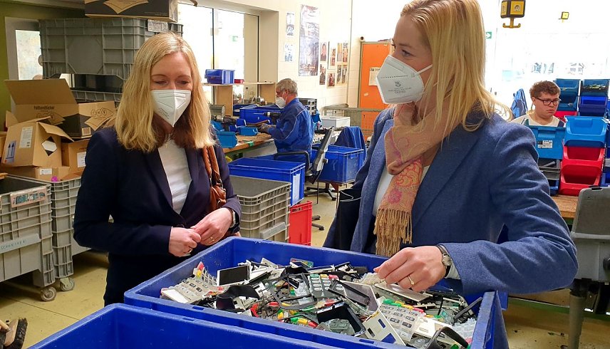 Bild: CDU-Landratskandidatin Jeanette Goedecke und die CDU Landesvorsitzende, Beate Mei&szlig;ner, in den Werkst&auml;tten der Lebenshilfe