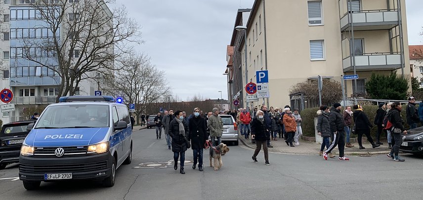 Bild: Die Spazierg&auml;nger gingen heute &uuml;berraschend auch durch  die Lindenstra&szlig;e