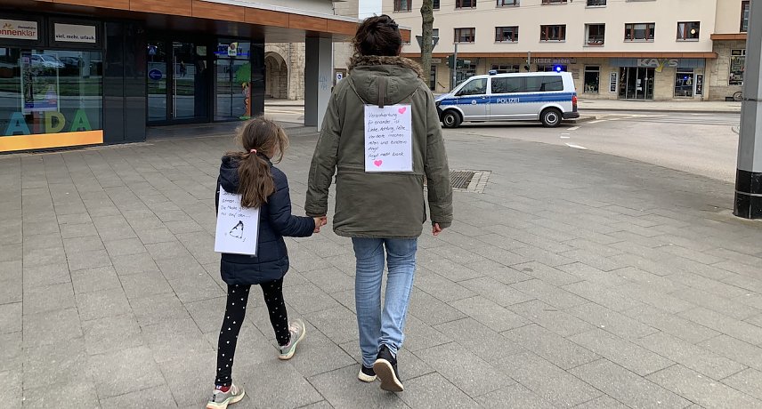 Bild: Mehrere Eltern kamen mit ihren Kindern um gegen die Maskenpflicht zu demonstrieren