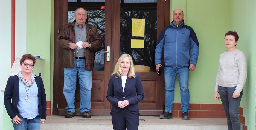 Bild: Zum Bild: Jeanette Goedecke (Mitte) misst der Landwirtschaft eine gro&szlig;e Bedeutung im Landkreis zu. Sie traf sich jetzt mit Bettina Pietzer, der Vorsitzenden des Kreisbauernverband und Gesch&auml;ftsf&uuml;hrerin Agrargenossenschaft Heringen (1.v.r.); Susann Goldhammer, der  Gesch&auml;ftsf&uuml;hrerin des Kreisbauernverbands Nordhausen (1.v.l.); Dr. Steffen Sendig (2.v.r.), dem Gesch&auml;ftsf&uuml;hrer der  S&uuml;dharzer Landhand