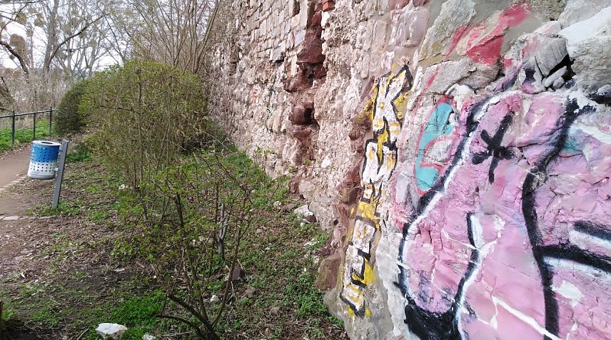 Bild: Bilder von der Stadtmauer: Zerst&ouml;rung, Beschmierung. Durch die gesamte Stadt ziehen sich beschmierte &ouml;ffentliche Anlagen.