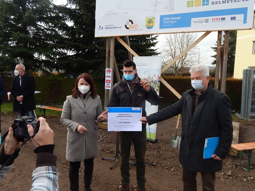 Bild: Unterst&uuml;tzung f&uuml;r das Pilotprojekt gab es auch aus Erfurt: Umweltminsiterin Anja Siegesmund hatte einen Scheck f&uuml;r die Energiegenossenschaft mitgebracht