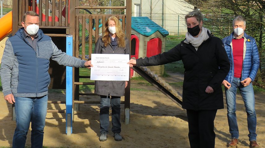 Bild: V.l.n.r.: Heiko Maulhardt vom Ingenieurb&uuml;ro Meinicke aus Nordhausen, Jana Koch Leiterin der Kita Hohensteiner Zwerge in Mackenrode, Ines Heyn Leiterin der Kita Hohensteiner Burgspatzen in Klettenberg, Andreas Gerbothe staatlich Beauftragter der Gemeinde Hohenstein