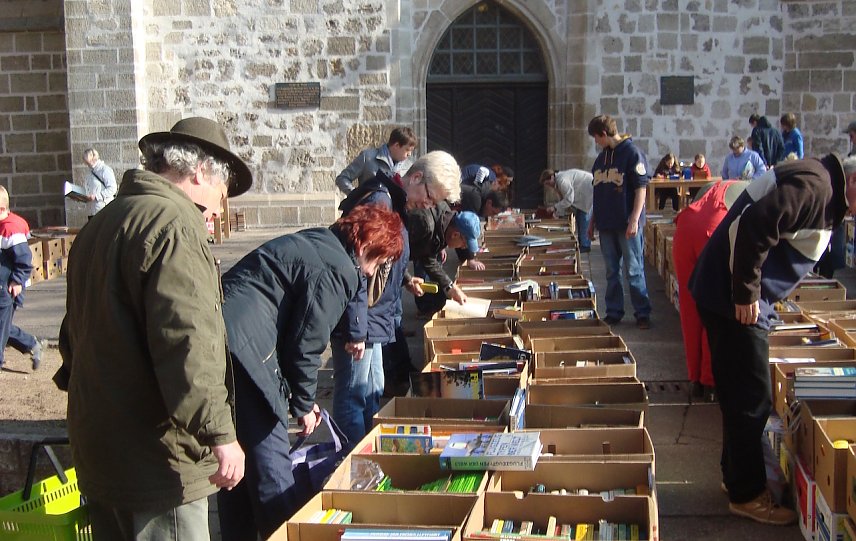 Bild: B&uuml;chermarkt vor der Blasiikirche