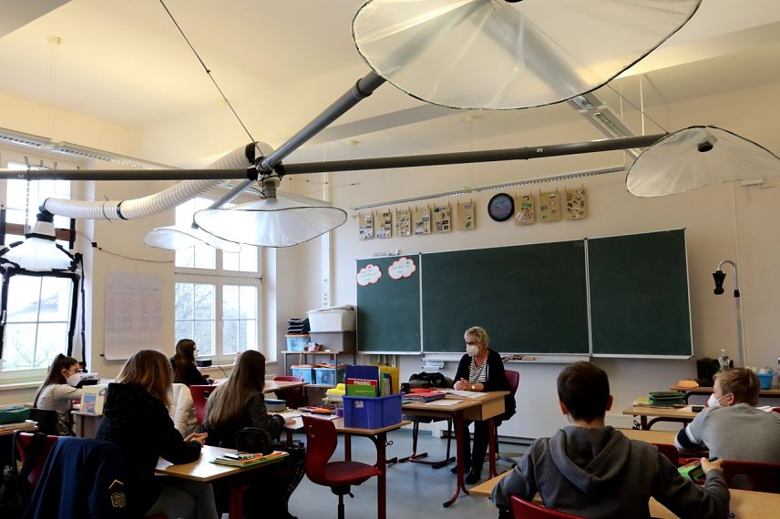 Bild: An der Petersbergschule haben Sch&uuml;lerinnen und Sch&uuml;ler eine eigene Bel&uuml;ftungsanlage f&uuml;r ihr Klassenzimmer gebaut