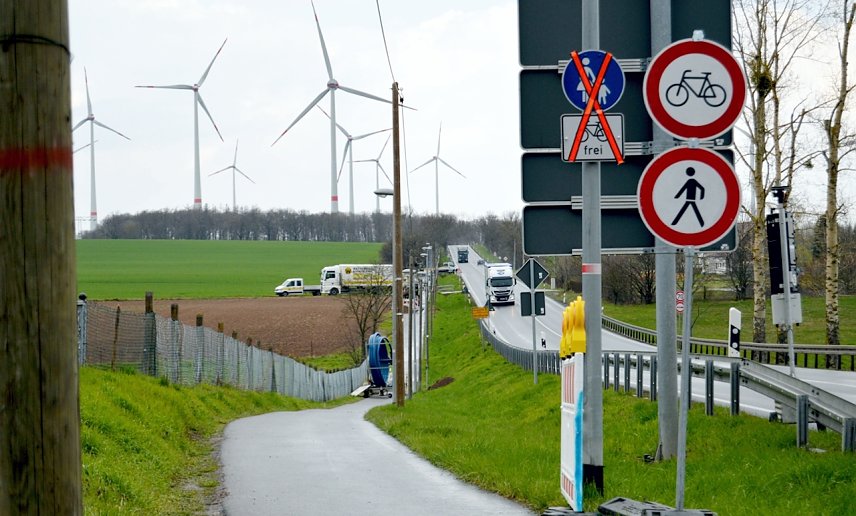 Bild: Sperrung des Rad- und Gehwegs zwischen der Fu&szlig;g&auml;ngerquerung Anger und dem Heidehaus im Sondersh&auml;user Ortsteil Gro&szlig;furra/Neuheide 