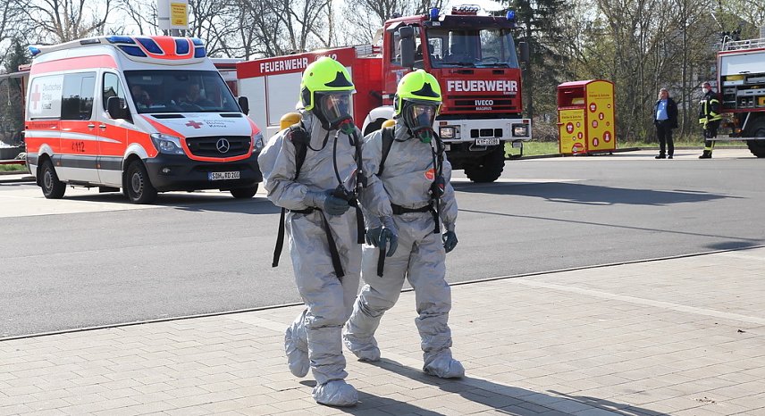 Bild: Die kameraden des Gefahrgutzuges im Einsatz
