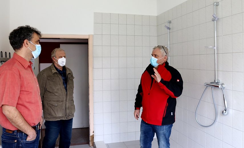 Bild: Besichtigung der Sanit&auml;ranlagen