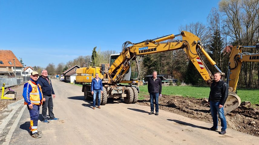 Bild: Von links: Polier Mark R&uuml;hlemann, Bauleiter Roland Wiesner (beide M&uuml;tze & R&auml;tzel Bauunternehmen GmbH), Andreas Gerbothe, Toralf Kanowski und Heiko Maulhardt (Ingenieurb&uuml;ro Meinecke GmbH) 
