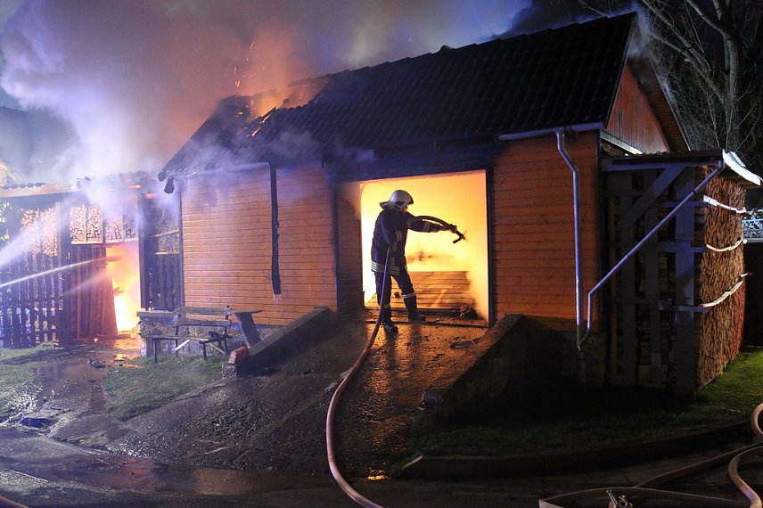 Bild: Garagenbrand in Feldengel