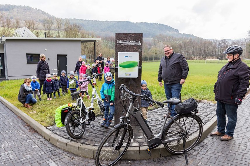 Bild: v.r.n.l.: Herbert Richwein und Martin Kozber, B&uuml;rgermeister der Gemeinde Geismar, nahmen zusammen mit dem &ouml;rtlichen Kindergarten die erste E-Bike-Lades&auml;ule in Geismar in Betrieb.