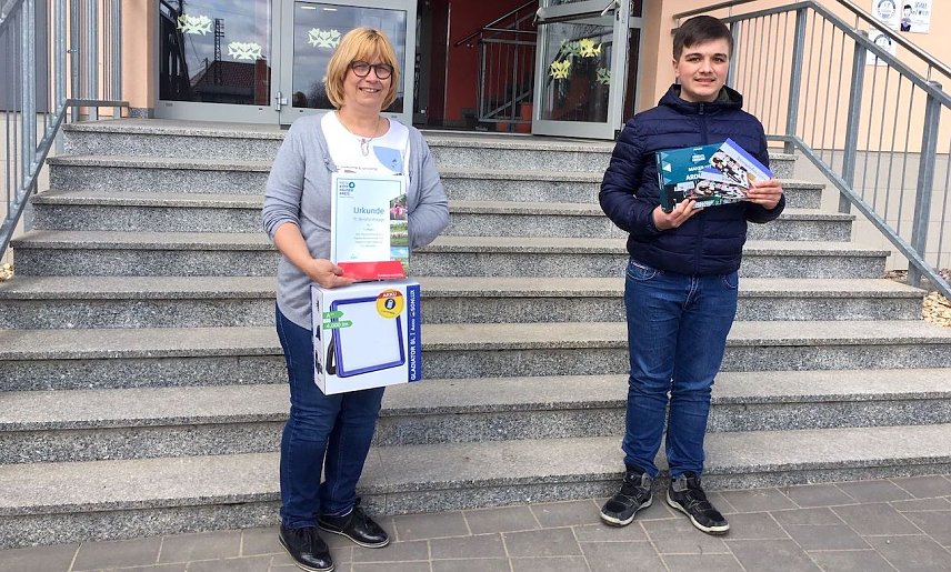 Bild:  v.l.Frau Wilke (Schulleiterin der TGS Oldisleben mit dem stolzen Gewinner Matteo Rieger