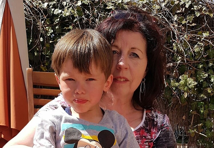 Bild: Oscar Ra&szlig;bach mit Oma Barbara