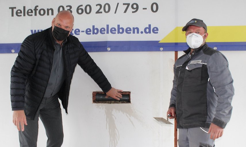 Bild: Grundsteinlegung am G&ouml;ldner v.l. Steffen Grimm (B&uuml;rgermeister der Stadt Sondershausen); Thomas Gr&uuml;neberg (Polier).
