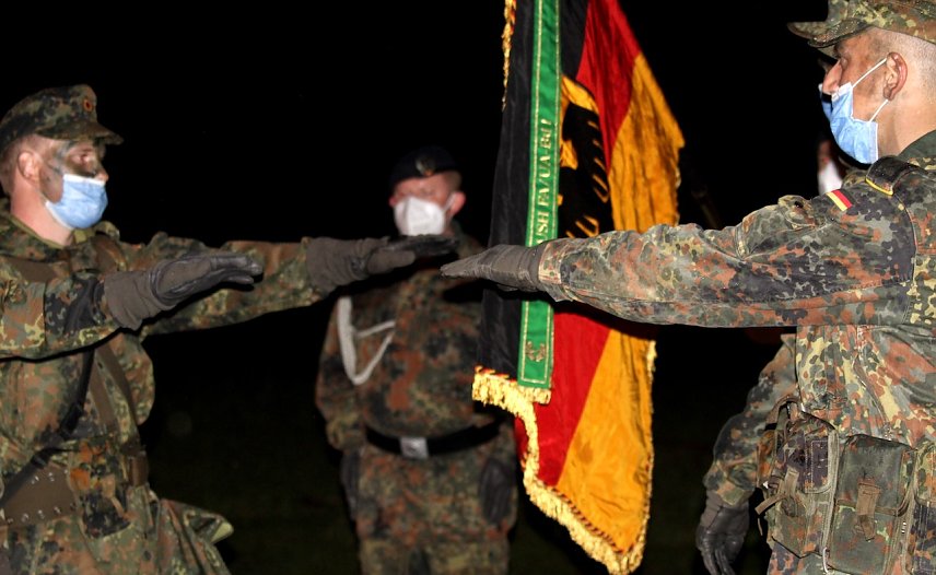Bild: Vereidigung an der Truppenfahne