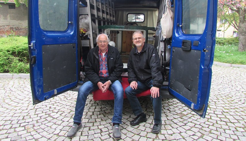 Bild: Hans-Joachim B&uuml;chner und Andreas Schm&ouml;lling am Transportfahrzeug mit dem Bahnsteigh&auml;uschen.