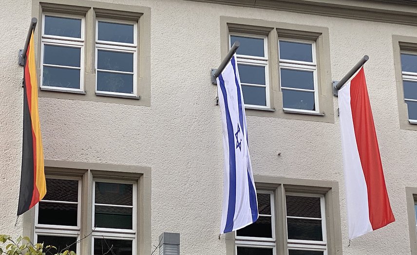 Bild: Unterhalb der deutschen Fahne befindet sich der Sockel, auf dem der Stofffetzen brannte