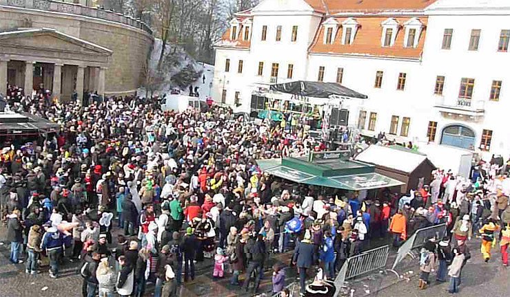 Bild: Markt nach Rosenmontagsumzug